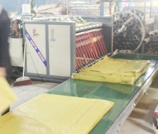 黃色編織袋生產(chǎn)車間一角